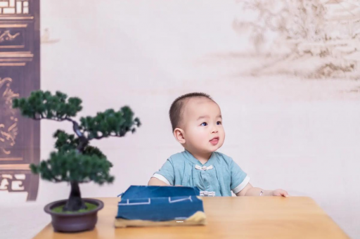 甘南五个月宝宝可以站吗 甘南五个月宝宝可以站吗